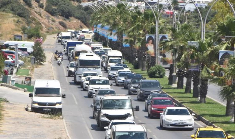 Bodrum’a 2,5 günde 60 bin araç giriş yaptı; tatilciler plajlara akın etti