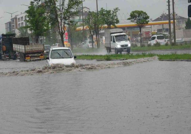 Boluda bazı cadde ve sokaklar göle döndü