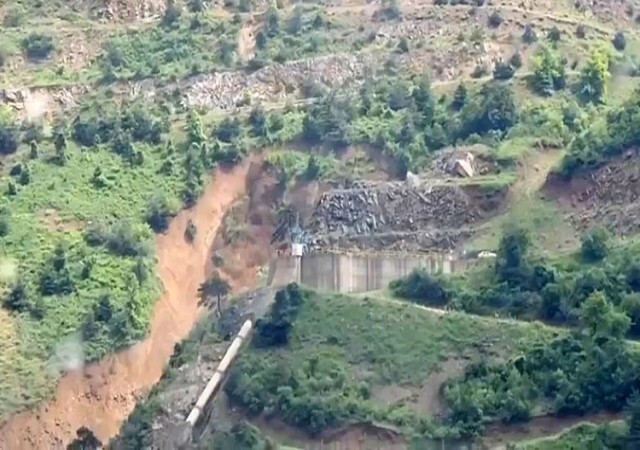 Boluda sağanak hayatı felç etti: Heyelan anı kamerada