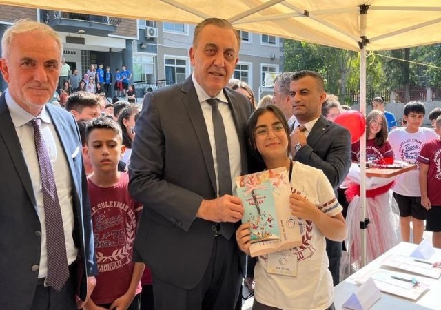 Bucada kitap yazan öğrenciler yeni ufuklara yol açıyor