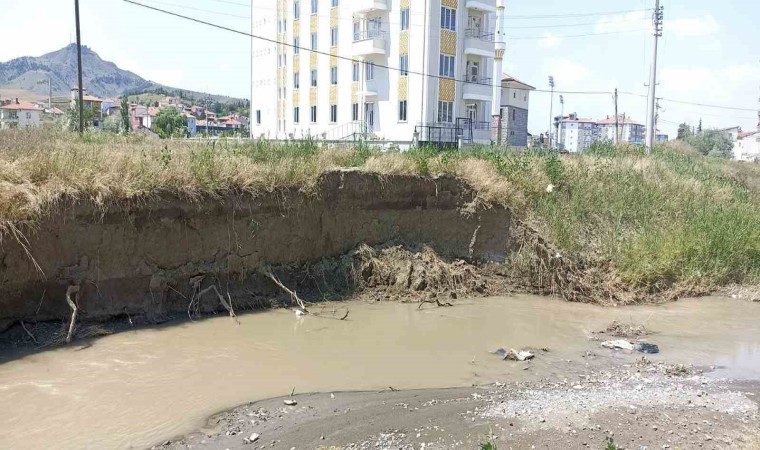 Budaközü çayında heyelan tehlikesi