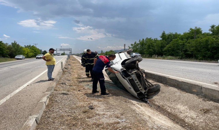 Burdurda kontrolden çıkan otomobil refüjde ters döndü, 1 kişi yaralandı