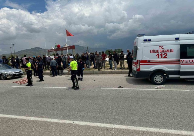 Burdurda otomobil ile çarpışan elektrikli bisiklet sürücüsü hayatını kaybetti, 3 kişi yaralandı