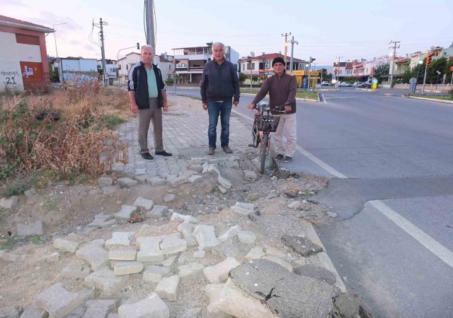 Burhaniyede bozuk kaldırım kazaya davetiye çıkarıyor