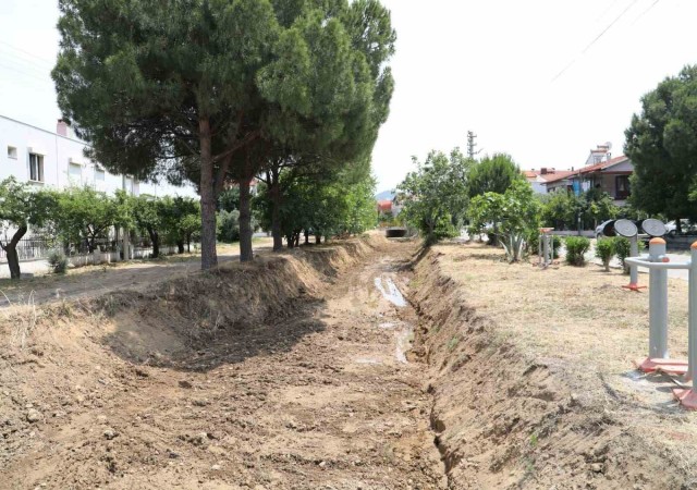 Burhaniyede dere ve kanal temizliği