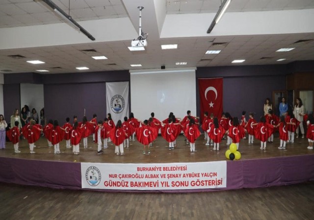 Burhaniyede minik öğrencilerin mezuniyet coşkusu