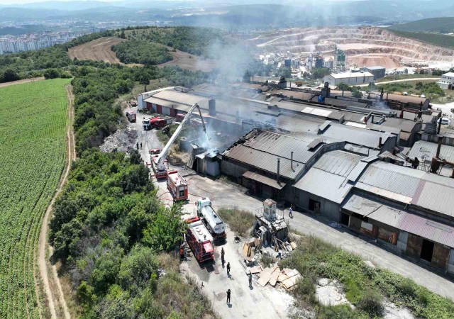 Bursada boya fabrikasında yangın: 2 yaralı