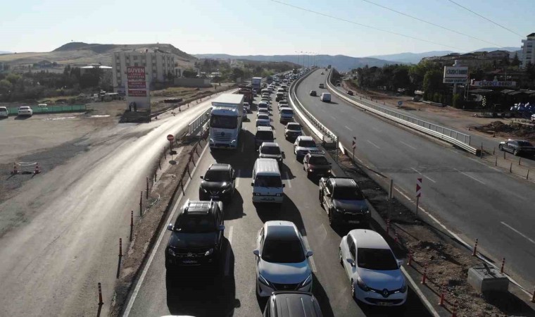 Büyük bayram trafiği sürüyor: 43 ilin geçiş güzergahı havadan görüntülendi