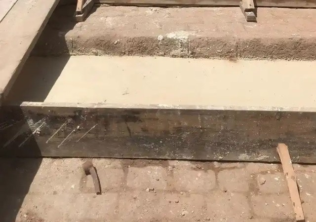 Büyükadada restore edilen Taş Mektepin yanındaki Arnavut kaldırımları beton dökülerek kapatıldı