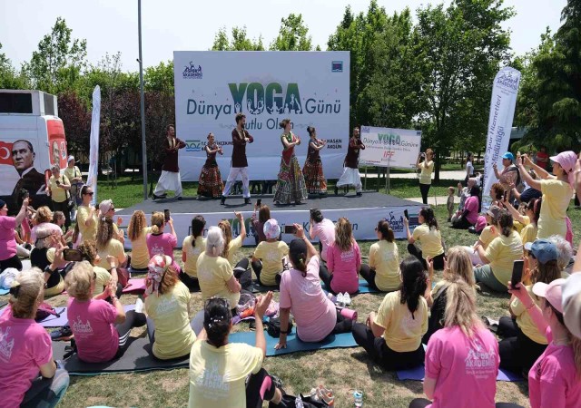 Büyükçekmecede Dünya Yoga Günü nedeniyle yüzlerce kadın yoga yaptı