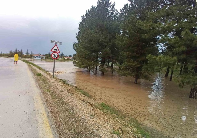 Büyükdereyi sel bastı bazı ev ve yollar sular altında kaldı