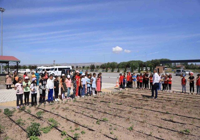 Büyükşehirin Doğal Ürünler Bahçesi, minikleri ağırladı