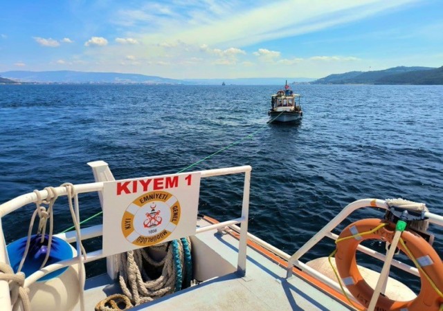 Çanakkale Boğazıda sürüklenen tekne kurtarıldı