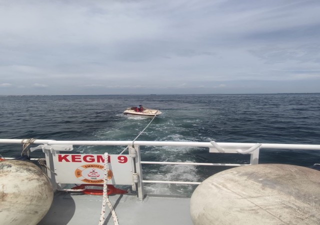 Çanakkale Boğazında sürüklenen tekne kurtarıldı