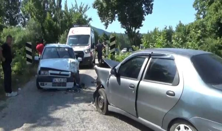 Çanakkale’de köprü üzerinde iki otomobil çarpıştı; 8 yaralı