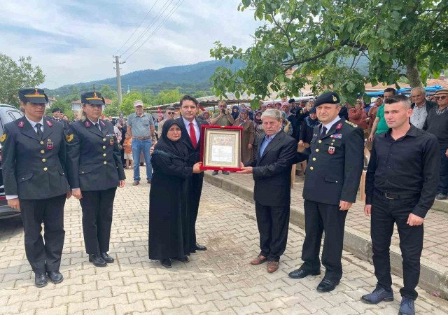 Çanakkaleli Şehit Jandarma Uzman Çavuşun ailesine şehadet belgesi verildi