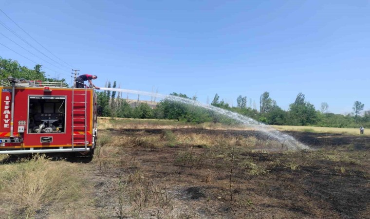 Çankırıda çıkan anız yangınını itfaiye ekipleri söndürdü