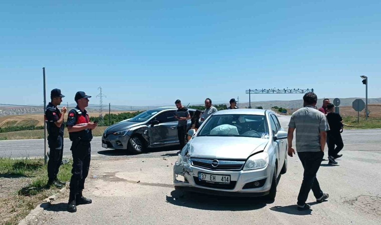 Çankırıda iki otomobil çarpıştı: 1 yaralı