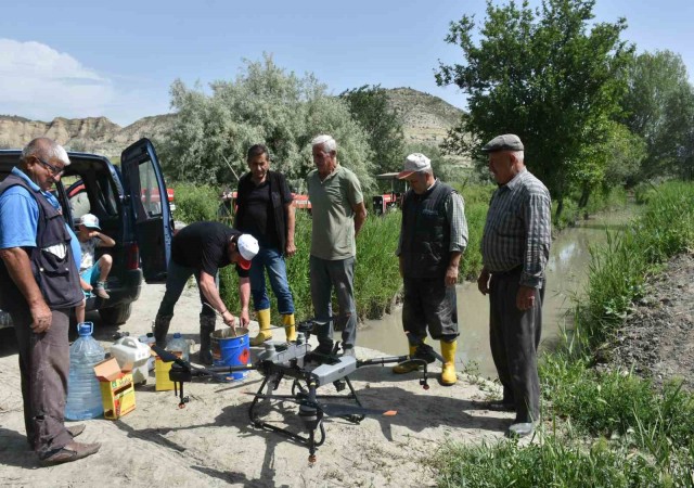 Çeltik tarlaları ZİHA ile ilaçlandı, çiftçiler merakla izledi