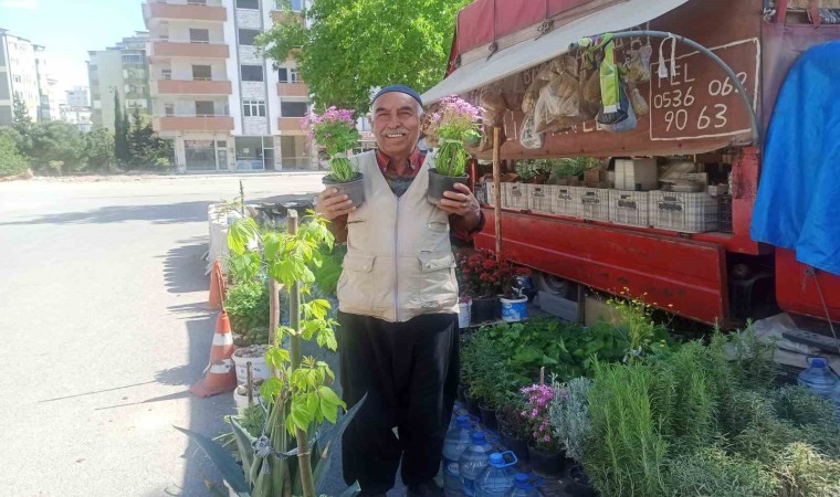 Çiçekçi dede, kendi yetiştirdiği fidelerle ekonomik gelir elde ediyor