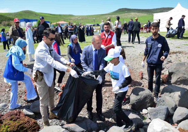 Çıldır Gölünde kıyı temizliği yapıldı