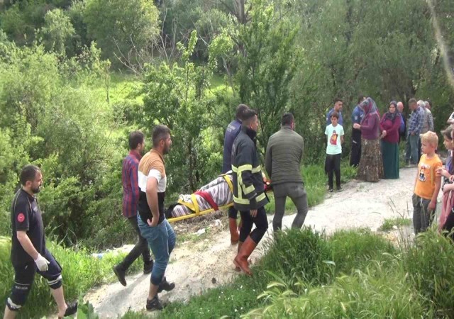 Çöp atmak isterken dereye düşen kadını itfaiye ekipleri kurtardı