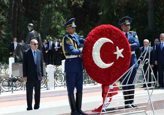 Cumhurbaşkanı Erdoğan, Baküde şehitliği ziyaret etti