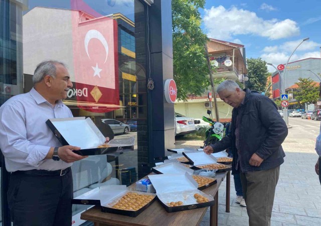 Cumhurbaşkanı Erdoğanın zaferini 25 kilo baklava dağıtarak kutladı