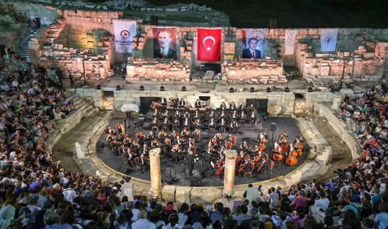 Cumhurbaşkanlığı Senfoni Orkestrası, antik tiyatroda konser verdi