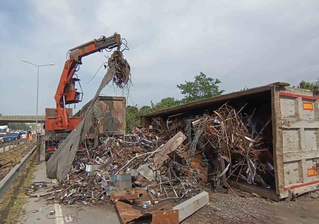 D100de hurda yüklü tır devrildi: Yol 3 saat kapalı kaldı