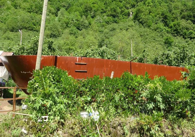 Denize 40 km mesafedeki tepeye deniz feneri yaptılar yetmedi şimdi de tekne yapıyorlar