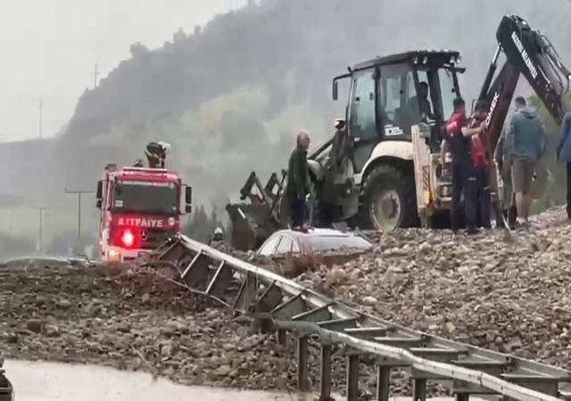 Denizlide selin getirdiği çamur yoldan geçen araçları yuttu: 1 ölü