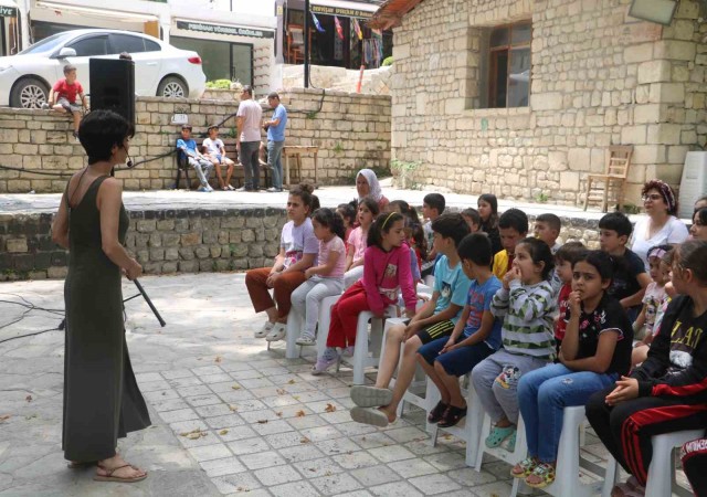 Deprem bölgesinde çocukların yüzünü gülümseten masal