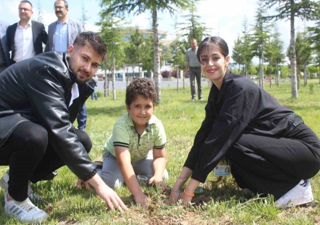 Depremde hayatını kaybeden öğrenciler adına fidan dikildi