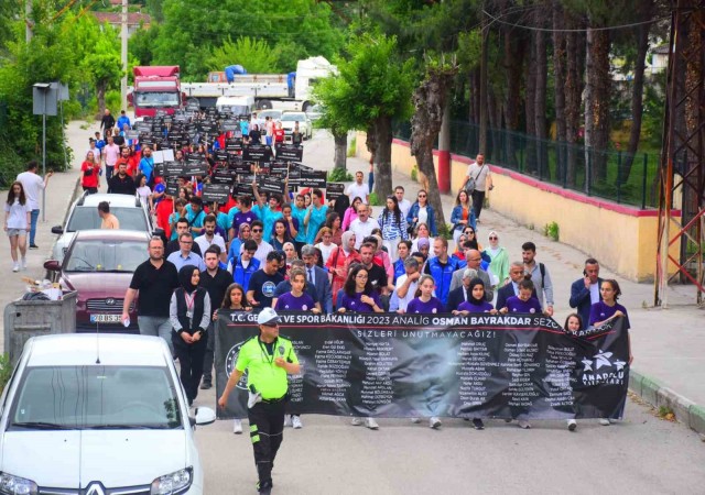 Depremde hayatını kaybeden sporcular ve vatandaşlar için saygı yürüyüşü yapıldı