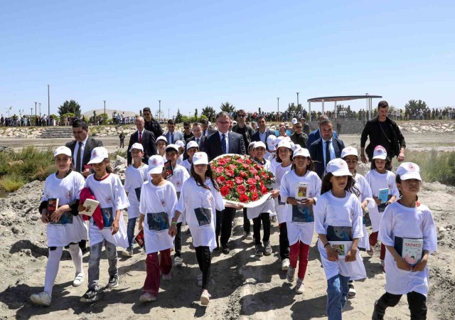 Depremde hayatını kaybedenler anısına Van Gölüne çelenk bırakıldı