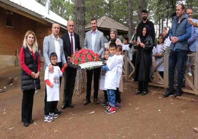 Depremde hayatını kaybedenler için göle çelenk bırakıldı