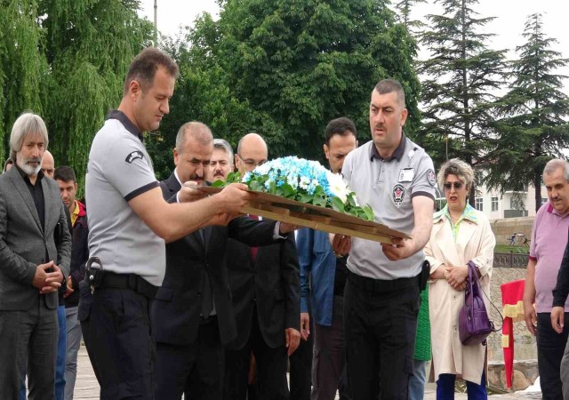 Depremde hayatını kaybedenler için Yeşilırmaka saygı çelengi bırakıldı