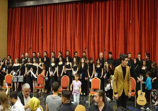 Depremde hayatını kaybedenlerin anısına konser