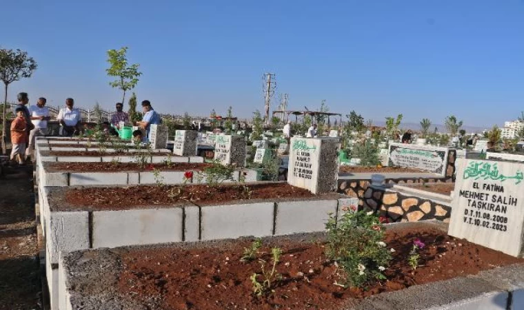 Depremde ölen yakınlarının mezarlarını ziyaret ettiler