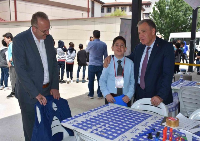 Depremzede çocuklar bilim ve sanat şenliğinde hem eğlendi hem de öğrendi