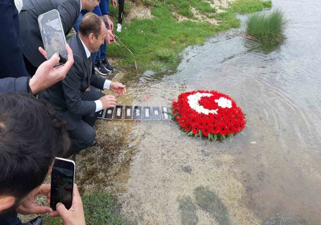 Depremzedeler unutulmadı: Abant Gölüne 11 ilin isminin bulunduğu çelenk bırakıldı