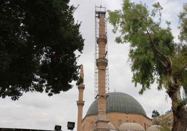 Dergah Cami minaresinde onarım çalışması sürüyor