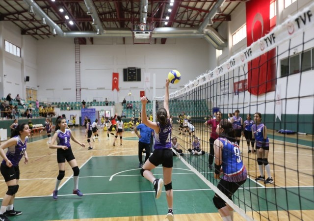 Derincede voleybol şenliği başladı