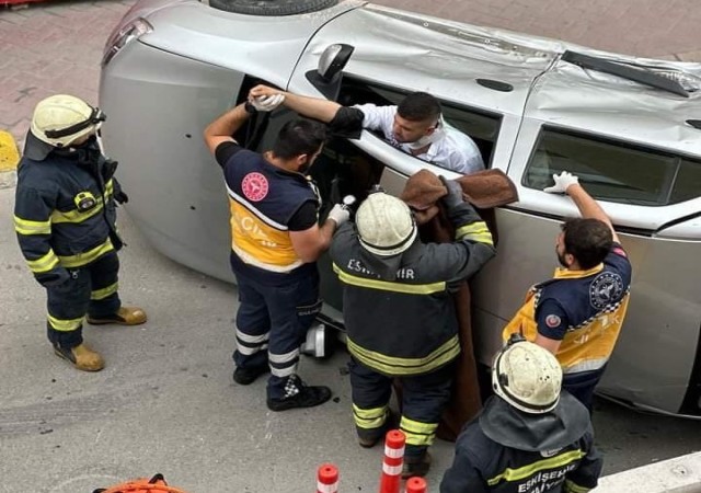 Devrilen aracın ön camından yürüyerek böyle çıktılar