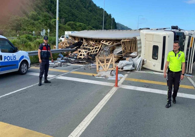 Devrilen tır Karadeniz Sahil Yolunu ulaşıma kapattı