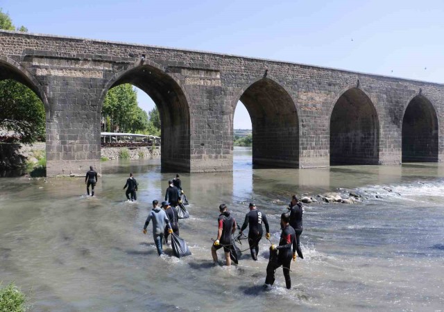 Dicle Nehrine depremde hayatını kaybedenler için ‘vefa çelengi bırakıldı