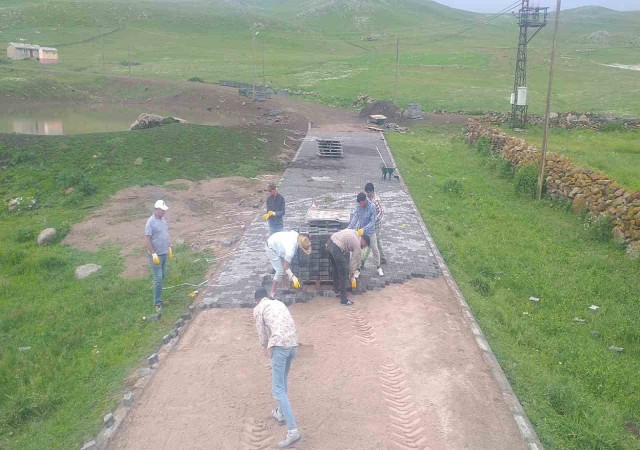 Digorda köylere kilit parke taş yol yapılıyor