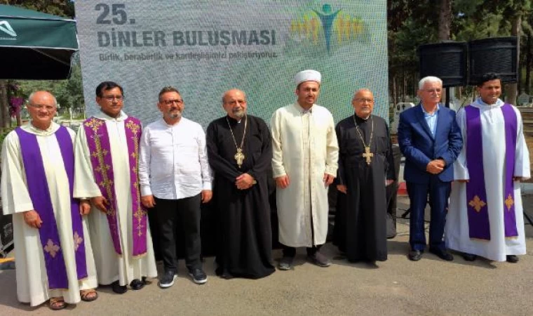 Din adamları, Mersin’deki Hoşgörü Mezarlığı’nda halkla bayramlaştı