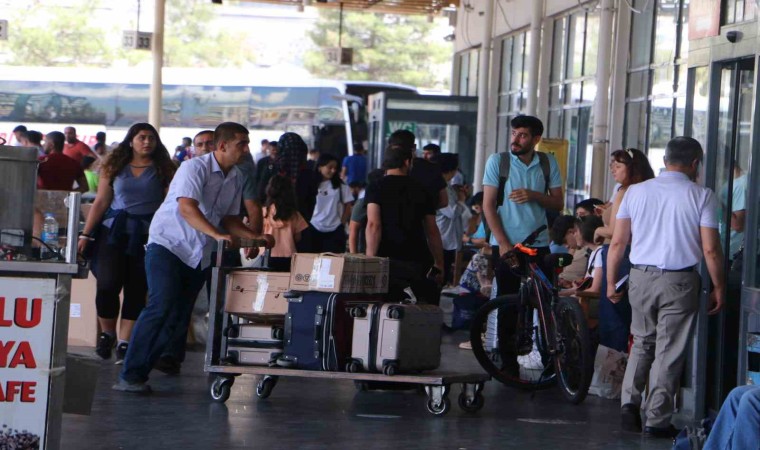 Diyarbakır Otogarında bayram öncesi geliş hareketliliği